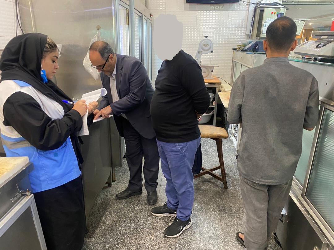 برگزاری گشت مشترک کارشناسان بهداشت محیط مرکز بهداشت شمال غرب یک و تشدید نظارت بر واحد های صنفی در خصوص عدم به کارگیری نیروی اتباع